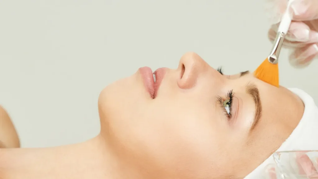 Peeling facial: como transformar sua pele com segurança
